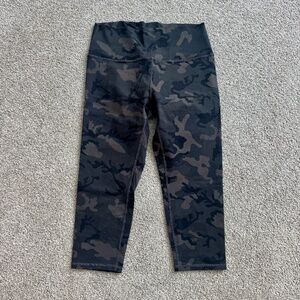 Zyia Luxe Hi-Rise Capri Legging 20", EUC, 8-10